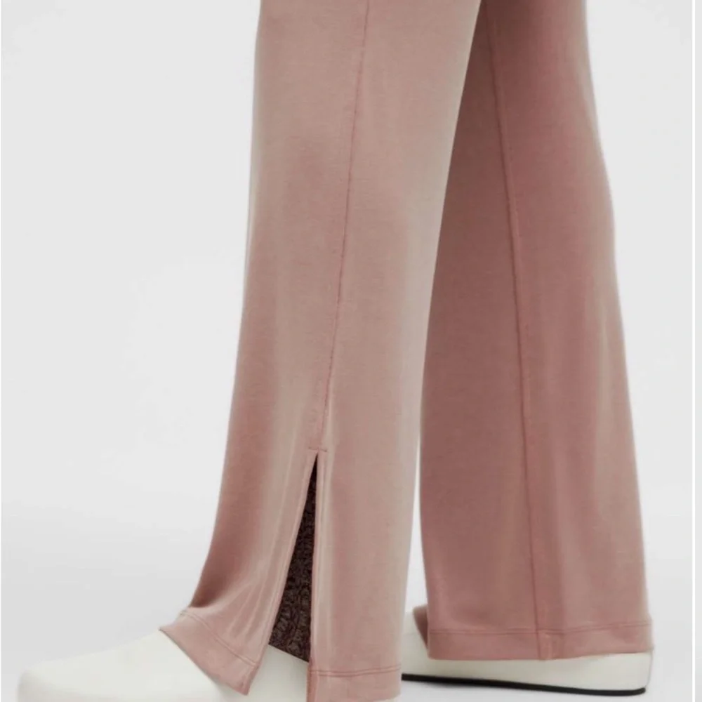 NWT lululemon Drapey Softstreme flared pant- twilight rose, size L - Picture 7 of 7